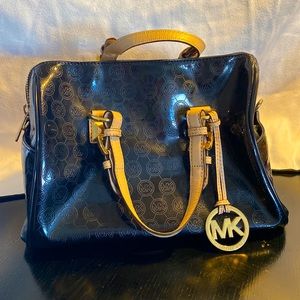 LIKE NEW MICHAEL KORS black vinyl mirror MK circle patterned small bag purse